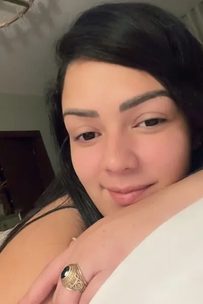 Israel Monica bakgrund