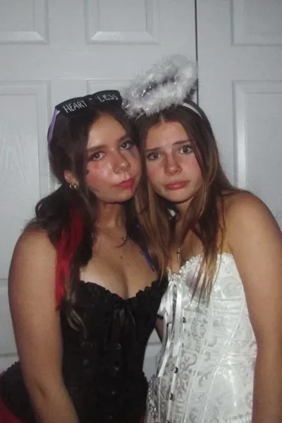 Riley and Katie pozadí