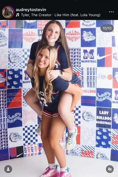 Audrey and Lydia バックグラウンド