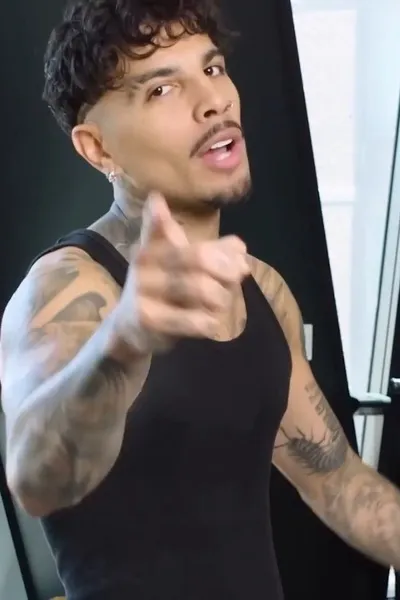 Rauw Alejandro  pozadí