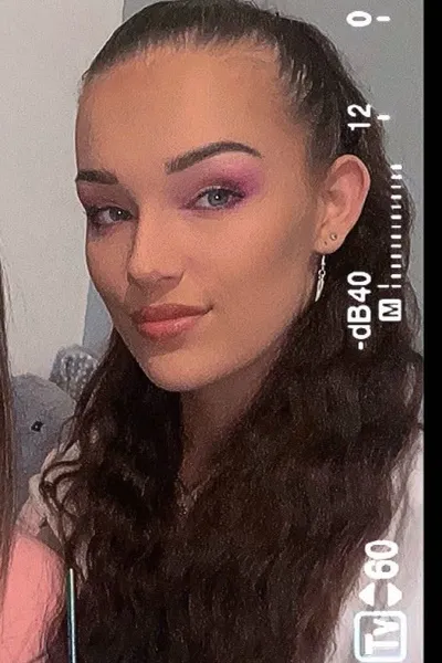 Abi-Leigh  arka plan