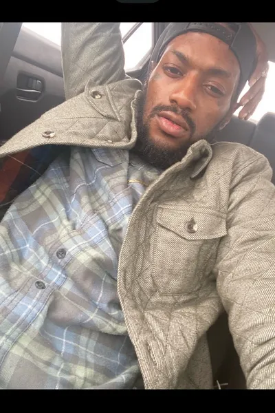 Callen Triswell पृष्ठभूमि