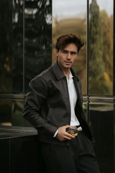 Enzo पृष्ठभूमि