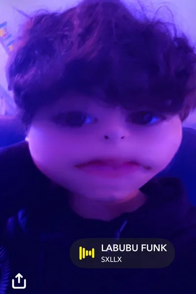 Alexis バックグラウンド