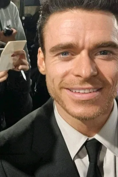  Richard madden pozadina