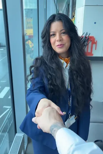 พื้นหลัง มาเรียล เคสตัน