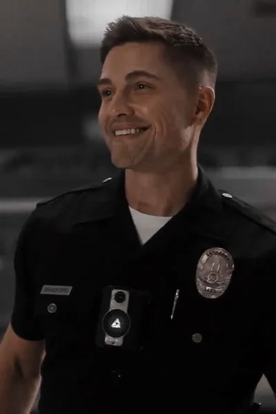 Tim Bradford pozadí