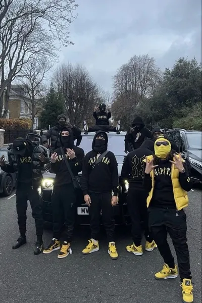 Lucas Matt Tyler Sam pozadí