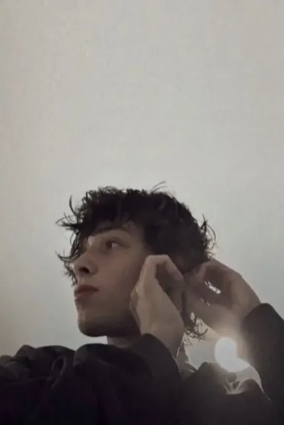 พื้นหลัง คริส สตูร์นิโอโล