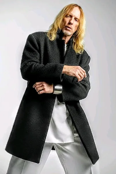 Patrick Aloysius  tło