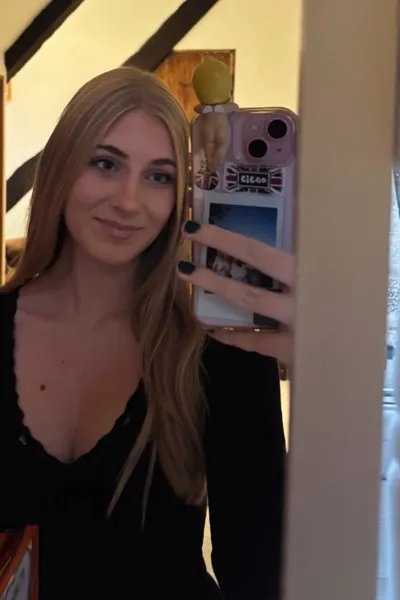 พื้นหลัง Chloe