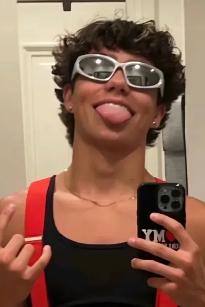 マラキ・バートン バックグラウンド