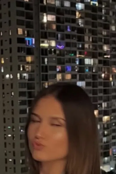 พื้นหลัง ฮันนา ไอ้บิตช์