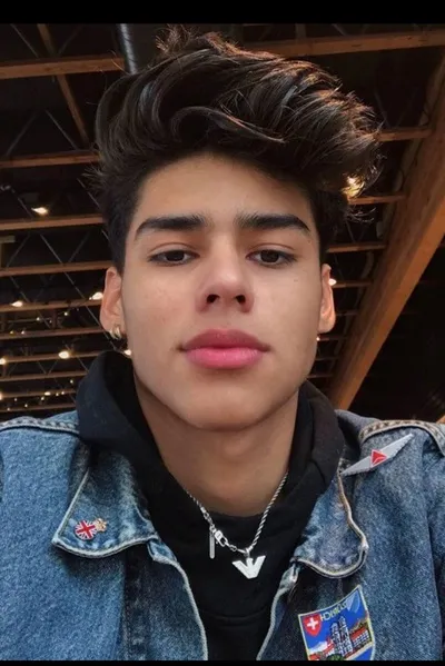 Alex पृष्ठभूमि